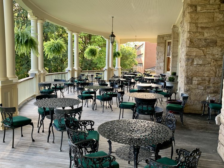 Graceland Inn - outside seating
